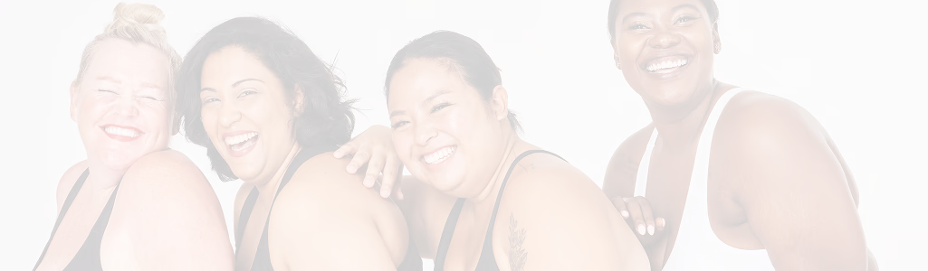 Cuatro mujeres diversas y sonrientes, usando ropa deportiva, mostrando confianza y alegría.